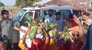 इछावर: विकास यात्रा ग्राम सोहनखेड़ा पहुंची, महिलाओं ने विधायक करण सिंह वर्मा का तिलक लगाकर किया स्वागत