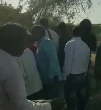 भदोही: शनिवार को मोरवापुल पर चढ़ते समय पलटी ट्रैक्टर ट्राली, गंभीर रूप से घायल हुआ चालक