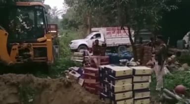 सरैया: 28 कांडों में जब्त की गई करीब दो हजार लीटर शराब को थाना परिसर में उत्पाद विभाग के अधिकारी व सीओ की उपस्थिति में नष्ट की