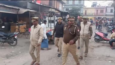 इकौना: एसपी के निर्देश पर थाना अध्यक्ष पंकज कुमार ने कटरा कस्बे में पैदल गस्त कर दिलाया सुरक्षा का एहसास