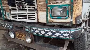 कटिहार: कदवा डीटीओ के द्वारा ओवरलोड ट्रक पकड़कर किया गया लाखों का जुर्माना।