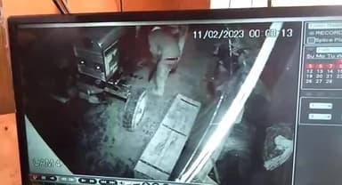 गोंडा: बकठोरवा में चोरों द्वारा एक ट्रैक्टर की बैटरी खोलने का CCTV फुटेज आया सामने