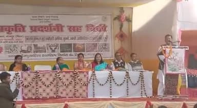 उत्साहवर्धन करते हुए भोजपुरिया जन मोर्चा के राष्ट्रीय अध्यक्ष भरत सिंह सहयोगी।