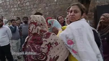 दिल्ली - महरौली में सैकड़ों मुसलमानों के घरों पर बुलडोजर चलाया जा रहा है,
कहा गये केजरीवाल से मोहबत करने वाले ।