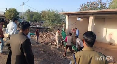 राघोगढ़: कोटरा गांव में अवैध रूप से भूमि पर किए गए कब्जे को प्रशासनिक टीम ने हटाया