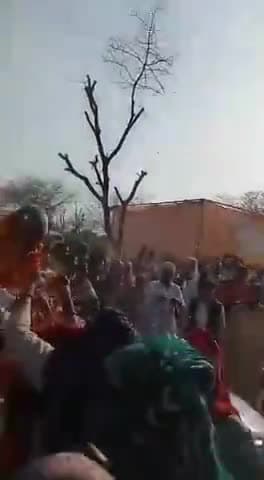 लोहारू हल्के के गाँव ढाणी भाकरां में विशाल क्रिकेट खेल प्रतियोगिता के मुख्य अतिथि समाजसेवी #भाई_राजबीर_फरटिया का युवाओ ने मोटरसाइकिलो के #विशाल_कॉफिले के साथ पूरे गाँव में जुलूस निकालकर और #पुष्प_वर्षा करके किया भव्य स्वागत।