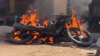 रॉबर्ट्सगंज: रायपुर के वैनी बाजार में बाइक मरम्मत के दौरान बाइक में लगी आग,धू-धू करके जली बाइक,मचा हड़कम्प।