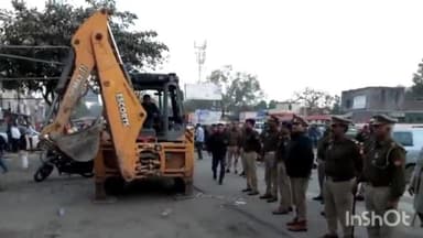 एटा: आगामी त्यौहार कावड़ यात्रा को लेकर एटा शहर में सड़क किनारे किए गए अतिक्रमण पर प्रशासन ने की कार्रवाई