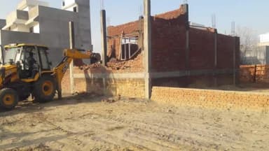 बरेली: थाना बिथरी चैनपुर डोरा रोड स्थित एक कॉलोनी में बरेली विकास प्राधिकरण की टीम ने की ध्वस्तीकरण की कार्रवाई