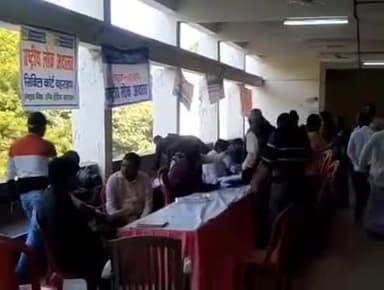 बहराइच: बहराइच दीवानी न्यायालय में आयोजित राष्ट्रीय लोक अदालत में वादों का निपटारा कराने के लिए वादकारियों की जुटी भीड़