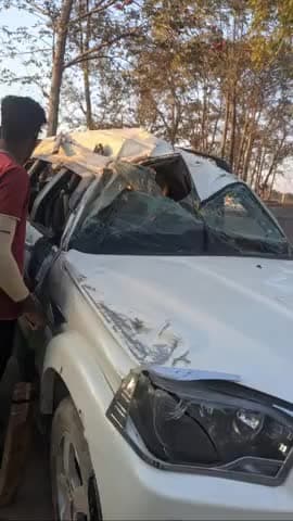 छतरपुर: #नावा बाजार थाना अंतर्गत कंडा घाटी में तेज रफ़्तार से आ रही स्कॉर्पियो अनियंत्रित होकर पलट गई इलाज कर घर वापस लौट रहे थे