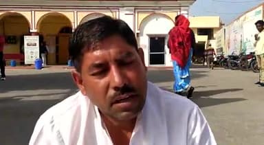 अलवर: अलवर नगर परिषद की बजट बैठक का बहिष्कार कर वार्ड नंबर 3 के पार्षद रमेश चंद सैनी ने परिषद गेट पर दिया धरना