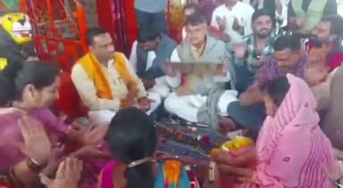 ग्वालियर गिर्द: विनय नगर में भजन मंडली के साथ बैठकर ऊर्जा मंत्री तोमर ने बजाया झींका, वीडियो हुआ वायरल