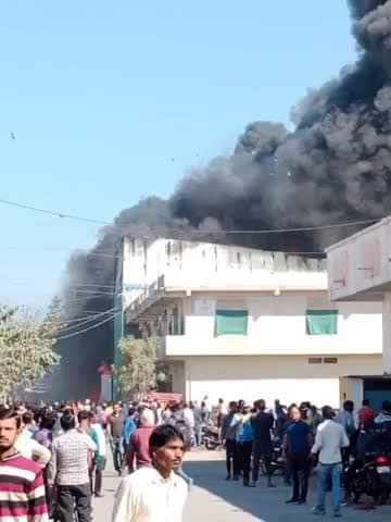 इंदौर एमआर 11 इलाके की एक फ़ाइबर फ़ैक्टरी में आग लगी है