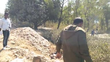 चंदवारा: जोवाहर घाट के समीप चंदवारा पुलिस ने एक अज्ञात व्यक्ति का शव को किया बरामद।