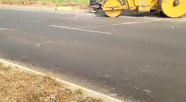 कुचायकोट: एनएच 27 पर अमवा गांव के पास अनियंत्रित ट्रक ने रोलर में मारी टक्कर, दोनों चालक मामूली रूप से हुए घायल