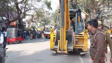 लखीमपुर: गुरु गोविंद सिंह चौक से राजापुर तक अवैध अतिक्रमण पर चली प्रशासन की जेसीबी, नालों के ऊपर अवैध अतिक्रमण को किया गया ध्वस्त