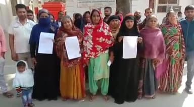 जौनपुर: दबंगों द्वारा जमीन हड़पने के विरोध में मोहल्ले वासियों ने कलेक्ट्रेट में आज डीएम को दिया ज्ञापन