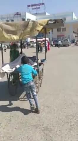 सिंगरौली: 6 साल के बच्चे द्वारा बुजुर्ग को ठेले पर लिटा के उपचार हेतु ट्रॉमा सेंटर ले जाने का वीडियो सोशल मीडिया पर हुआ वायरल