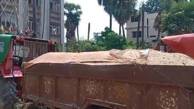 राजगीर: पुलिस ने गिरियक रोड में छापेमारी करते हुए बिना चालान के चोरी के बालू लदे ट्रैक्टर को किया जब्त