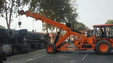 इकौना: नेशनल हाईवे 730 साहू भोजनालय के पास पलटे कंटेनर को क्रेन से निकाला गया