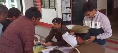 बहेड़ी: कोतवाली परिसर बहेड़ी में आयोजित थाना समाधान दिवस में सीओ ने फ़रियादियों की शिकायतें सुनकर निस्तारण के दिये आदेश