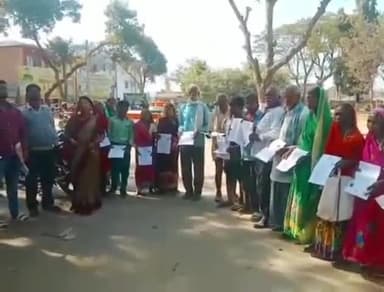 बरकट्ठा: बेलकप्पी में विधवा व वृद्धा और विकलांग लोगों को पेंशन योजना का मिला लाभ, सरकार द्वारा संचालित योजनाओं की दी गई जानकारी