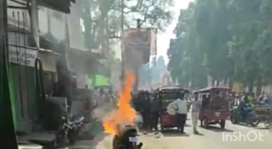 बहराइच: कचहरी रोड सस्ता उपभोग्ता के पास आरटीआर बाइक में अचानक लगी आग, फायर ब्रिगेड टीम ने आग पर पाया काबू