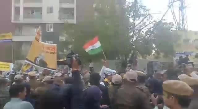 प्रदेश चुनाव प्रभारी @vinaymishra_aap जी के नेतृत्व में बीजेपी कार्यालय का घेराव करने जा रहे @aaprajasthan  के कार्यकर्ताओं को पुलिस ने रोका। 

#ModiAdaniBhaiBhai