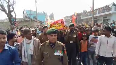 बेतिया: पुंछ सेक्टर में ड्यूटी के दौरान शहीद दर्शन हाजरा को महना गांव में दी गई अंतिम विदाई