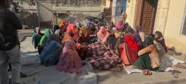 जलेसर: वृद्ध महिला की हत्या की सूचना पर सिलामई गांव पहुंची पुलिस शव पोस्टमार्टम के लिए भेजा.