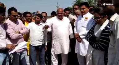 इछावर: ग्राम बृजेशनगर में ग्रामीणों ने रोकी विकास यात्रा विधायक के सामने रखी समस्याएं, पीने के पानी की समस्या से परेशान