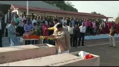 देवघर: देवघर में हुए गोलीकांड में दो पुलिसकर्मियों की मौत के बाद देवघर जिला पुलिस पदाधिकारी और कर्मियों ने शहीदों को दी सलामी।