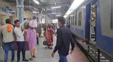खुरई: रेलवे के मेंटेनेंस कार्य के चलते सागर की ओर से खुरई रेलवे स्टेशन आने वाली ट्रेनें देरी से चलने के कारण यात्री हुए परेशान
