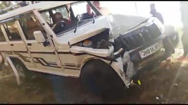 हज़ारीबाग: शहर के झील परिसर में बोलेरो अनियंत्रित होकर पेड़ से टकराई, एक घायल