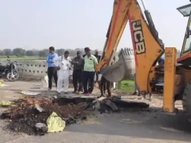 अनूपशहर: जहांगीराबाद क्षेत्र के साखनी गांव के निकट नीम नदी पर बने पुल के निकट गड्ढे में धंसी सड़क |