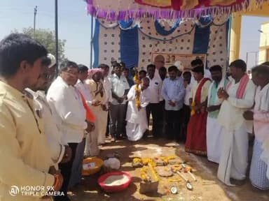 ಲಕ್ಷ್ಮೇಶ್ವರ: ಬಾಳೆಹೊಸೂರು ಗ್ರಾಮದ ಆಸ್ಪತ್ರೆ ಸಿಬ್ಬಂದಿಗಳಿಗೆ ವಸತಿಗೃಹಕ್ಕೆ ಭೂಮಿ ಪೂಜೆ ನೆರವೇರಿಸಿದ ಶಾಸಕ ರಾಮಣ್ಣ ಲಮಾಣಿ