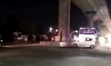 मेरठ: परतापुर के रिठानी में नशे में कैंटर चालक ने कार को कई किलोमीटर तक घसीटा, कार सवारों ने कूदकर बचाई जान व वीडियो वायरल