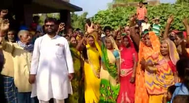 अवैध दारू बिक्री बंद कराने हेतु ग्रामीणों के साथ देतेथे आशुतोष सिंह अधिवक्ता समाजसेवी, जनता वोट देती जाति धर्म,रुपए लेकर