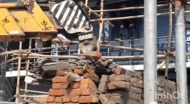 एटा: प्रकाश पेट्रोल पंप के सामने वी-मार्ट के आगे रोड पर अतिक्रमण कर कोठरी बनाकर रखे ट्रांसफार्मर को नगर पालिका ने तुड़वाया