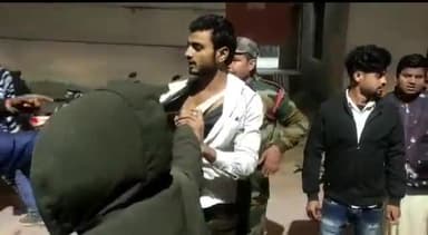 बेतिया: GMCH अस्पताल में मरीज को बहला-फुसलाकर निजी क्लीनिक में ले जाने वाले दलाल को लोगों ने पकड़कर पीटा और पुलिस के हवाले किया