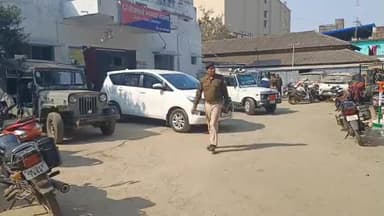 देवघर: अंडा पट्टी में हुए गोलीकांड में मृत दो अंगरक्षक मामले की जांच करने पहुंचे डीआईजी, नगर थाने में तीन युवकों से की पूछताछ