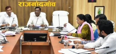 राजनांदगांव: राजनांदगांव कलेक्टर डोमन सिंह ने कलेक्टोरेट सभाकक्ष में राजस्व विभग के अधिकारियों की बैठक ली