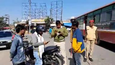 मैनपुरी: ईशन नदी पुल पर ट्रैफ़िक पुलिस ने चलाया वाहन चेकिंग अभियान, बिना हेलमेट व बाइक पर तीन सवारी बैठे लोगों के काटे चालान