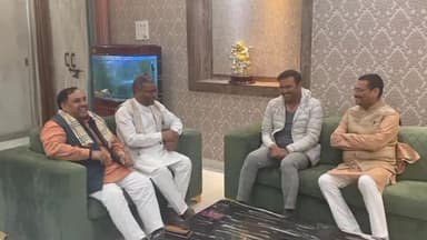 कांके: कांके रोड स्थित आजसू सुप्रीमो सुदेश महतो के आवास पर पहुंचकर बीजेपी नेताओं ने उपचुनाव को लेकर की मुलाकात