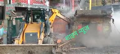 एटा-शहर के GT रोड पर नगर पालिका परिषद की बनी दुकानो को तोड़ा गया,

अनुपम कंपलेक्स के बाहर बनी जर्जर 35 सुबह ही किया ध्वस्