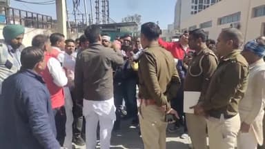 करनाल: कमाल पुर डेरा के पास सड़क हादसे में 4 लोगों की मौत का मामला, परिजनों ने शव उठाने से किया इनकार और की गिरफ्तारी की मांग