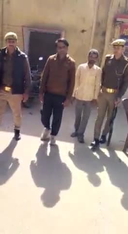 बिसौली: बिसौली कोतवाली पुलिस ने 2 लोगों को अलग-अलग नाजायज चाक़ू के साथ गिरफ्तार कर न्यायालय के समक्ष पेश करते हुए जेल भेजा