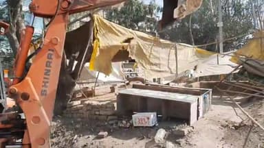 सासाराम: कार्यपालक दंडाधिकारी चंद्रमा राम ने पुराने GT रोड पर चलाया अतिक्रमण अभियान, अतिक्रमणकारियों में मचा हड़कंप