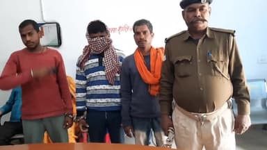 सासाराम: उत्पाद विभाग की पुलिस ने जिले के विभिन्न इलाकों में छापेमारी कर शराब पीने और बेचने के आरोप में 3 लोगों को किया गिरफ्तार